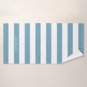 Elegante gepersonaliseerde stof blauwe witte strep badhanddoek (Badhanddoek)