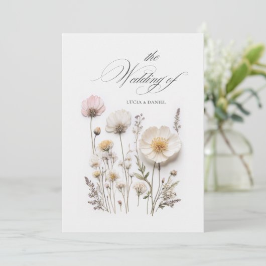 Elegante geperste bloemen Chic bruiloft uitnodigin Kaart (Staand voorkant)