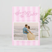 Elegante gestreepte pastelroze script "Save The Da Save The Date (Staand voorkant)