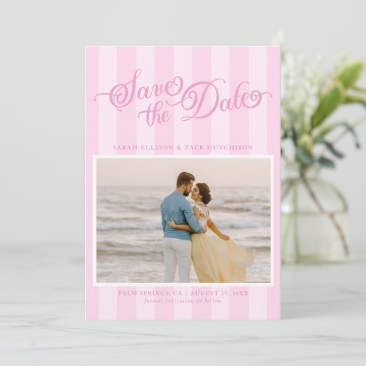 Elegante gestreepte pastelroze script "Save The Da Save The Date (Staand voorkant)
