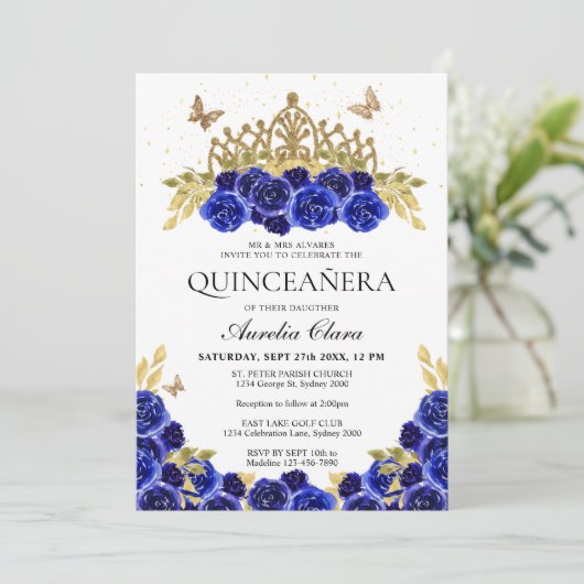 Elegante Glam Blauwe Bloem Gouden Tiara Quinceaner Kaart (Staand voorkant)