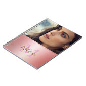 Elegante glitterroze metalen glam monogram notitieboek (Linkerzijde)