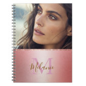 Elegante glitterroze metalen glam monogram notitieboek (Voorkant)