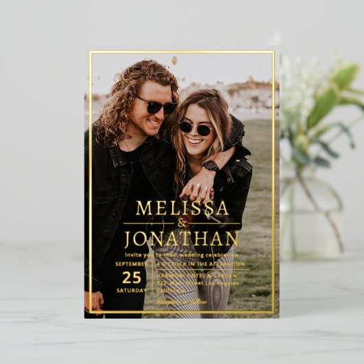 Elegante Gold Border Script Foto QR Code Huwelijk Folie Uitnodiging (Staand Voorkant)