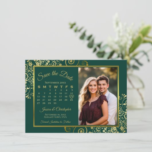 Elegante Gold Curls Emerald Calendar Fotobruiloft Save The Date (Staand voorkant)