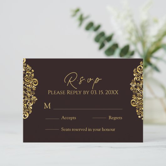 Elegante Golden Maroon Damask RSVP Kaartje (Staand voorkant)