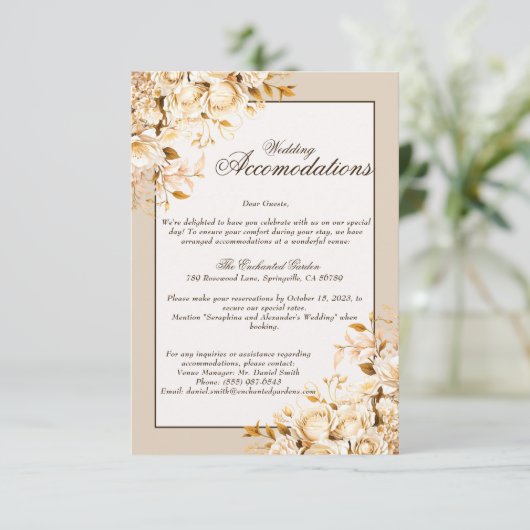 Elegante goud & ivoor bloem bruiloft accommodaties informatiekaartje (Staand voorkant)