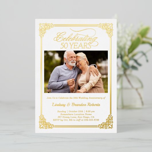 Elegante Gouden 50e Huwelijksverjaardag Foto Folie Uitnodiging (Staand Voorkant)