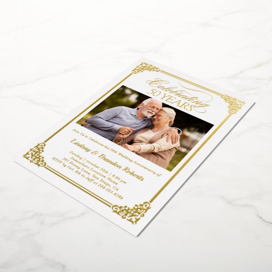 Elegante Gouden 50e Huwelijksverjaardag Foto Folie Uitnodiging (Gedraaid)