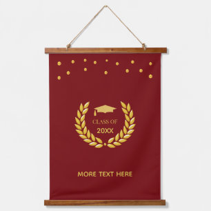 Elegante Gouden Afstudeerklas op Maroon Hangend Wandkleed