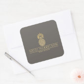 Elegante gouden ananas Logo op Taupe Vierkante Sticker (Envelop)