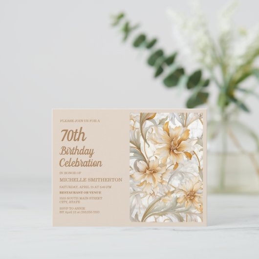 Elegante gouden beige bloem 70e verjaardag uitnodiging briefkaart (Staand voorkant)