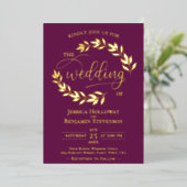 Elegante gouden bladeren op paarse Cassis-huwelijk Folie Uitnodiging (Staand Voorkant)