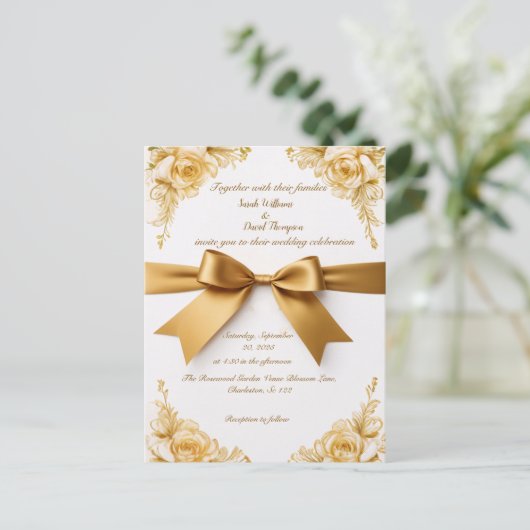 Elegante gouden bloemen bruiloft uitnodiging met l (Staand voorkant)