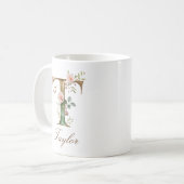 Elegante gouden bloemenletter T monogram mok (Voorkant links)