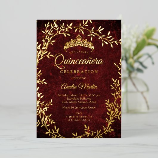 Elegante gouden Bourgogne Blad Krans Quinceanera Folie Uitnodiging (Staand Voorkant)