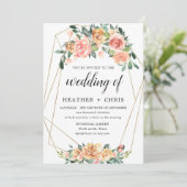 Elegante gouden en perzik bloemige trouwuitnodigin kaart (Staand voorkant)