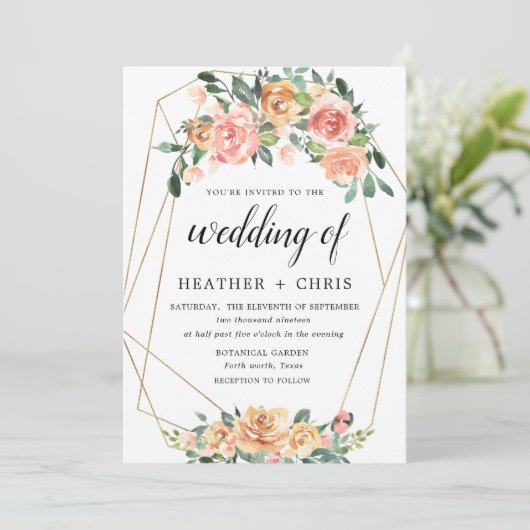 Elegante gouden en perzik bloemige trouwuitnodigin kaart (Staand voorkant)