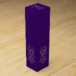 Elegante gouden en zilveren lauwerkrans op Paarse Wijn<br><div class="desc">Elegant,  eenvoudig,  monogram wijnkistontwerp. Goud en zilver lauwerkrans met een aanpasbaar monogram. Paarse veranderlijke achtergrond en aanpasbare tekst sjabloon.</div>