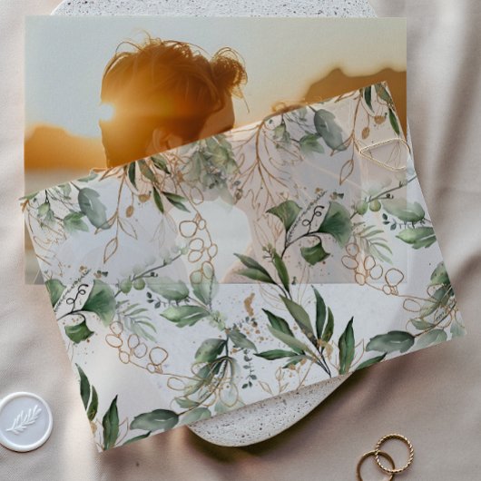 Elegante gouden eucalyptus groen salie overlay vellum uitnodigingen