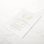 Elegante gouden folie Kersenbloesems Monogram Cres Folie Uitnodiging (Gedraaid)