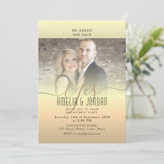 Elegante gouden foto verlovingsfeest uitnodiging (Staand voorkant)