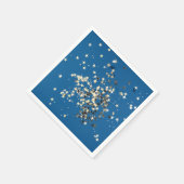 Elegante gouden glinstersterren op blauwe papieren servet (Hoek)