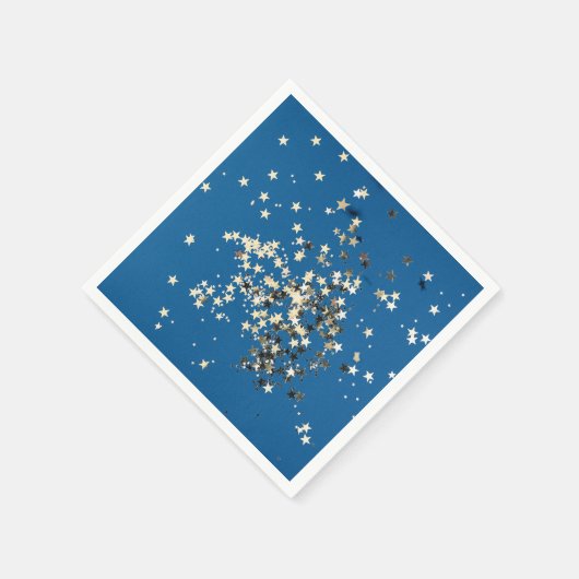 Elegante gouden glinstersterren op blauwe papieren servet (Hoek)