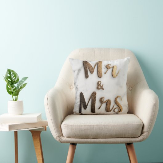 Elegante Gouden Glitter "Mr & Mrs." op een Marmere Kussen (Stoel)