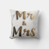 Elegante Gouden Glitter "Mr & Mrs." op een Marmere Kussen (Voorkant)