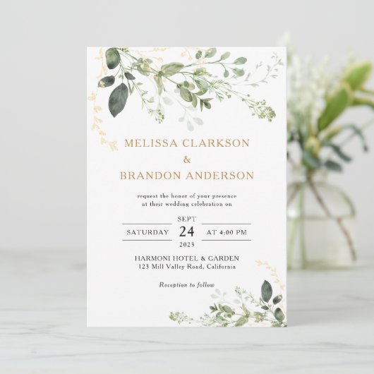 Elegante gouden groen eucalyptus monogram bruiloft kaart (Staand voorkant)