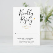 Elegante Gouden Hart Chic Script Bruiloft RSVP Kaartje (Staand voorkant)