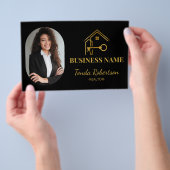 Elegante Gouden Huissleutel Professionele Makelaar Flyer (Hand)