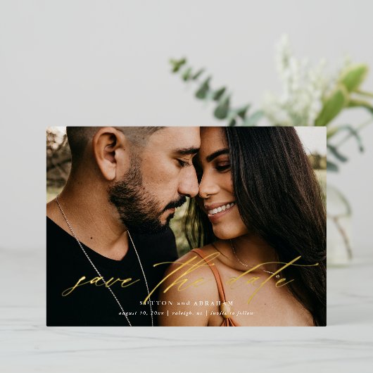 Elegante gouden kalligrafie Foto Save the Date Folie Uitnodiging (Staand Voorkant)