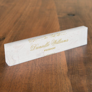 Elegante gouden kalligrafie op witte marmer naambordje