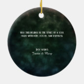 Elegante gouden kerstbel met feestelijke Bow Holly Keramisch Ornament (Achterkant)