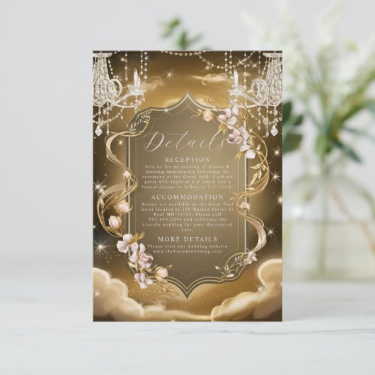 Elegante gouden kristallen kroonluchter bruiloft informatiekaartje (Staand voorkant)