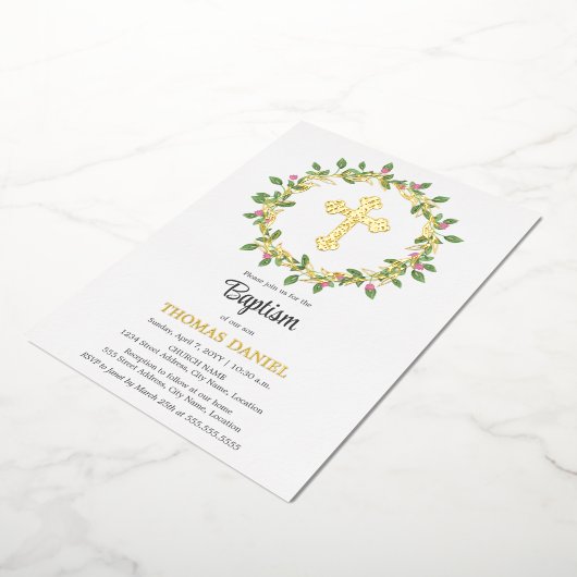 Elegante gouden kruis doop bloemenkrans folie uitnodiging (Gedraaid)