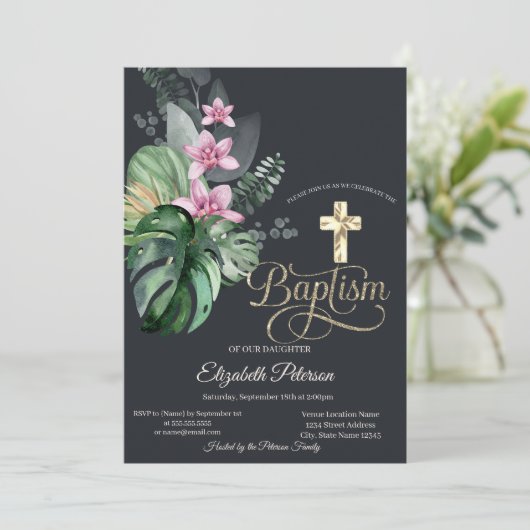 Elegante gouden kruis tropische bloemen donkere do kaart (Staand voorkant)