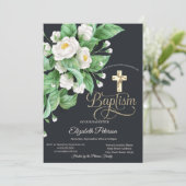 Elegante gouden kruis witte bloemen doop kaart (Staand voorkant)