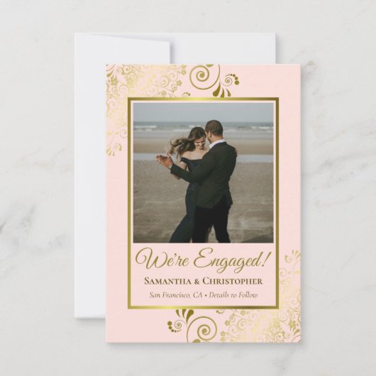 Elegante gouden krullen op Blush Pink Photo Verlov Aankondiging (Voorkant)