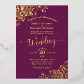 Elegante gouden krullen op Magenta Plum Wedding Folie Uitnodiging (Voorkant)