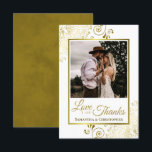 Elegante gouden krullen op witte liefde & Bedankt<br><div class="desc">Deze prachtige trouwbedankpassen voorzien uw foto in een faux folie gouden lijst omringd door faux folie krullen en wervelingen. Het onderschrift luidt: Liefde en Bedankt, met uw namen hieronder. Eenvoudig, stijlvol en elegant, deze bedankpas is de perfecte manier om je vrienden en familie te laten weten hoeveel je hun liefde...</div>