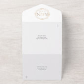 Elegante gouden laurierkrans monogram bruiloft all in one uitnodiging (Buitenkant)
