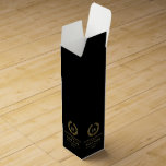 Elegante gouden laurierkrans wijn<br><div class="desc">Elegant eenvoudig monogram wijn label ontwerp. Gouden tinten laurierkrans met een aanpasbaar monogram. Zwarte veranderlijke achtergrond en aanpasbare tekst sjabloon.</div>