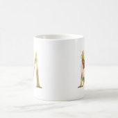 Elegante gouden letter M blozend donkerrode roos m Koffiemok (Center)