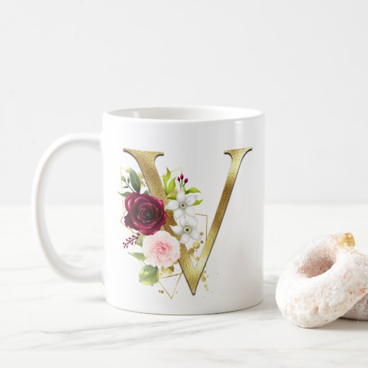 Elegante gouden letter V blush bloemenmonogram kof Koffiemok (Met donut)