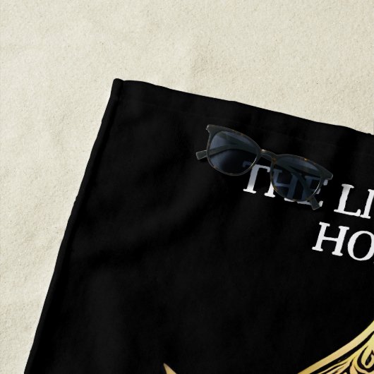 Elegante gouden lotusbloem Het licht in mij... Strandlaken (In situ)