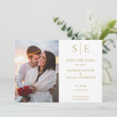 Elegante gouden monogram foto bruiloft save the date (Staand voorkant)