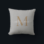 Elegante Gouden Monogram Schrift Namen Trouw Grijs Kussen<br><div class="desc">Chique kussen met monogram en namen in witte elegante handgeschreven kalligrafie en moderne gouden typografie op een grijze achtergrond. Voeg eenvoudig uw namen en monogram toe. Exclusief ontworpen voor u door Happy Dolphin Studio. Als u hulp nodig heeft of bijpassende producten, neem dan contact met ons op via happydolphinstudio@outlook.com. Wij...</div>